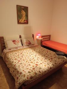 sypialnia z łóżkiem i czerwoną ławką w obiekcie Affittacamere Pratello 97 w Bolonii