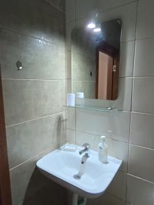 La salle de bains est pourvue d'un lavabo et d'un miroir. dans l'établissement Adamovic, à Pirot