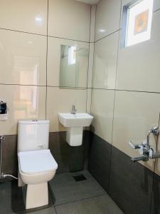 Regalia Wayanad في كالباتّا: حمام مع مرحاض ومغسلة