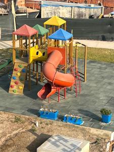 un parque infantil con tobogán y estructura de juegos en Casa de Playa en Asia 15 personas por noche, en Asia