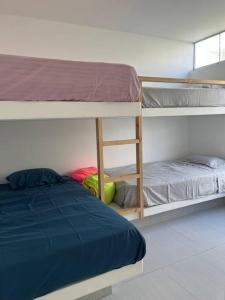 Våningssäng eller våningssängar i ett rum på Casa de Playa en Asia 15 personas por noche