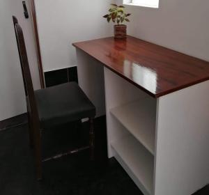 un escritorio con una silla y una planta en TRUJILLO LINDO, en Víctor Larco Herrera