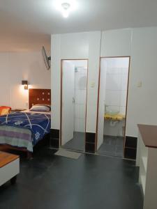 1 dormitorio con 1 cama y baño en TRUJILLO LINDO, en Víctor Larco Herrera