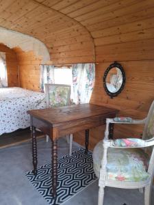 ein Holzzimmer mit einem Holztisch und 2 Stühlen in der Unterkunft le clos des epinettes in Angé