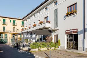 un edificio bianco con fiori su una strada di Apartments Bellagio a Bellagio