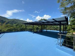 a pavilion on a tennis court with mountains in the background at HOTEL NATIVOS in La Vega