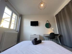 a bedroom with a white bed and a desk at The Central's Pearl - Centre - 6p - Rêve au Mans in Le Mans