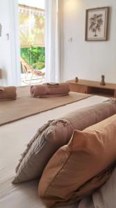 2 Betten nebeneinander in einem Zimmer in der Unterkunft Bohême Carib & Massage - Un Goût De Paradis ! in Deshaies
