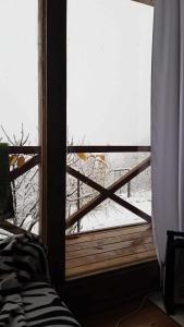 una camera da letto con finestra affacciata su un cortile coperto da neve di Racha Nanida a Agara