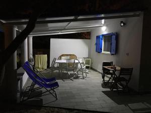 Zimmer mit Stühlen, einem Tisch, einem Tisch, einem Tisch und Stühlen in der Unterkunft Italian Breeze in Soverato Marina