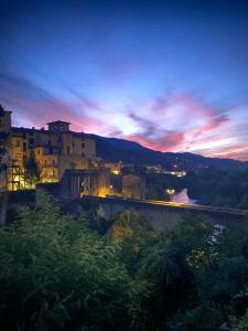 een uitzicht op een stad 's nachts met een brug bij Cottage House Il Palazzetto in Castelnuovo di Garfagnana