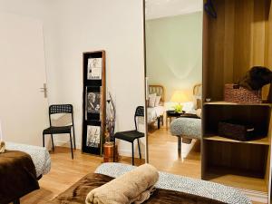 een kamer met een spiegel en een slaapkamer met een bed bij Calm Terrace Barcelona in Barcelona
