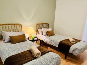 twee bedden in een kamer met een lamp bij Calm Terrace Barcelona in Barcelona