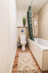 ein Badezimmer mit einem WC, einer Badewanne und einem Waschbecken in der Unterkunft FREE Parking, 1 bedroom apartment close to HEATHROW in Stanwell