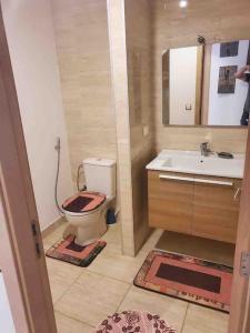 bagno con servizi igienici e lavandino di Stylish apartment with sea view a Salé