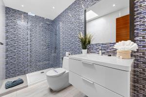 a bathroom with a toilet and a sink and a tub at Villa Atlántica - Heated pool in Playa Blanca in Playa Blanca