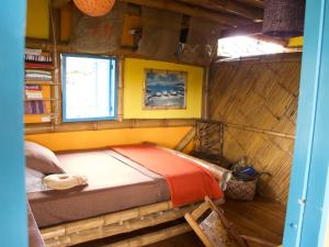 una camera con un letto in una stanza con una finestra di Simply Paradise a Mompiche