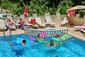 The swimming pool at or close to Magi Apart Hotel