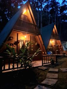 a cabin in the woods at night at Floresta Encantada in Ubatuba