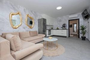 sala de estar con sofá y mesa en Luxury Villa Karmen* * * * * with pool & spa zone en Ričice