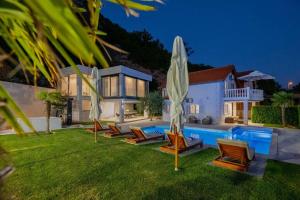 Luxury Villa Karmen* * * * * with pool & spa zone tesisinde veya buraya yakın yüzme havuzu