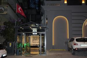 Anatolia Luxury Hotel في Bakanlıklar: سيارة متوقفة أمام مبنى