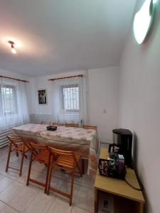 een eetkamer met een tafel en stoelen in een kamer bij Casa Auraș 