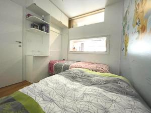 - une petite chambre avec 2 lits et une fenêtre dans l'établissement Sarajevo 84, à Bjelašnica