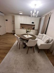 - un salon avec une table et un canapé dans l'établissement Apartament HERA, à Alba Iulia