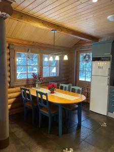 - une cuisine avec une table et des chaises dans la chambre dans l'établissement Holiday Home Amero purnu 3, à Kolinkylä