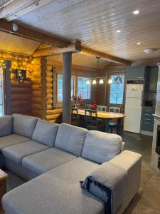 - un salon avec un canapé bleu et une table dans l'établissement Holiday Home Amero purnu 3, à Kolinkylä