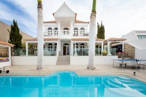 Bazén v ubytování VILLA OCEAN PALM, HEATED Pool! nebo v jeho okolí