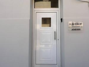 コロピオンにあるAnesis Airport rooms 102の白い扉