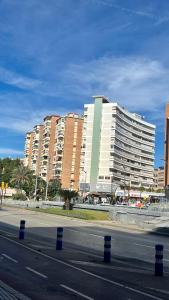 een groot wit gebouw aan de straatkant bij Belle Vue Malaga Suite in Málaga