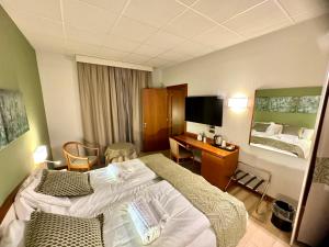 Pokój hotelowy z łóżkiem i biurkiem w obiekcie Hotel all'Orso w mieście Biancade