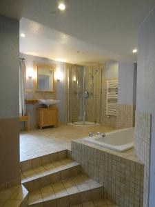 een grote badkamer met een bad en een douche bij Familienurlaub mit Hund an der Ostsee in Admannshagen-Bargeshagen