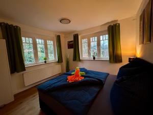 Zimmer mit einem Bett mit Spielzeug in der Unterkunft Ferienhaus im Grünen mit Kamin in Oranienburg