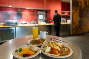 蒙特雷的住宿－蒙特雷大廣場酒店，餐厅餐桌上放两盘食物