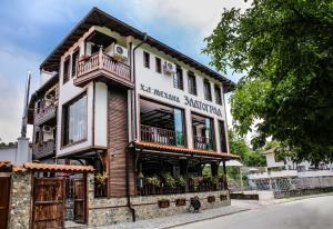 un edificio sul lato di una strada di Hotel Zlatograd a Zlatograd