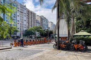 uma fila de motos laranja estacionadas numa rua em Studio SOL de COPACABANA 300 m da Praia no Rio de Janeiro