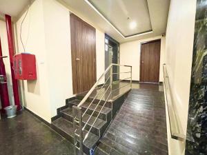 un corridoio vuoto con una scala in un edificio di Hotel Janaki Pride, Puri fully-air-conditioned-hotel spacious-room with-lift-and-parking-facility a Puri