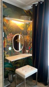 uma sala de vestir com uma mesa e um espelho em Cityhouse Vincent em Den Helder