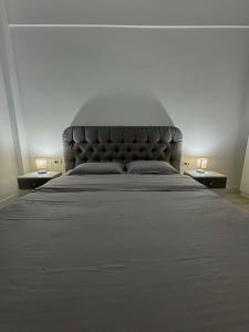 Ein Bett oder Betten in einem Zimmer der Unterkunft NEW Charming Apartment