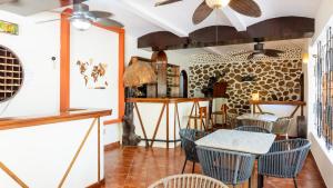 Un comedor con mesa y sillas en Esencia Puerto Escondido, en Puerto Escondido