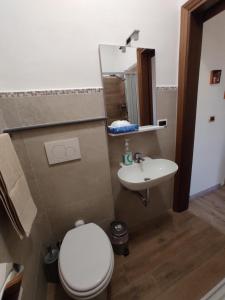 uma casa de banho com um WC e um lavatório em Bella Civita em Bagnoregio