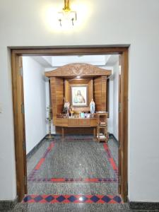 Drzwi do pokoju z biurkiem w obiekcie Joby homestay Kadamakudy w mieście Ernakulam