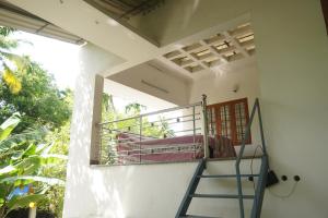 balkon domu z łóżkiem w obiekcie Joby homestay Kadamakudy w mieście Ernakulam