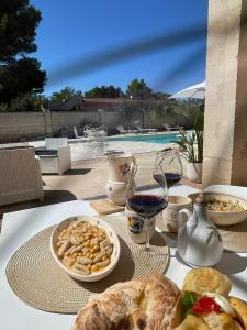 einen Tisch mit einem Teller Essen und einem Glas Wein in der Unterkunft Antico Casale Il Sambuco in Manduria