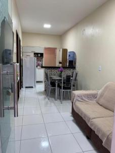cocina y sala de estar con sofá y mesa en Lençóis Dunas Residence 1 en Santo Amaro