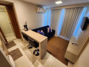 un soggiorno con un divano blu in una stanza di Tambaú Israel Flat 217 - Beira mar a João Pessoa